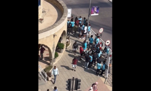 Συγκεντρώθηκαν έξω από την Αστυνομία για να συμπαρασταθούν σε συνάδελφό τους