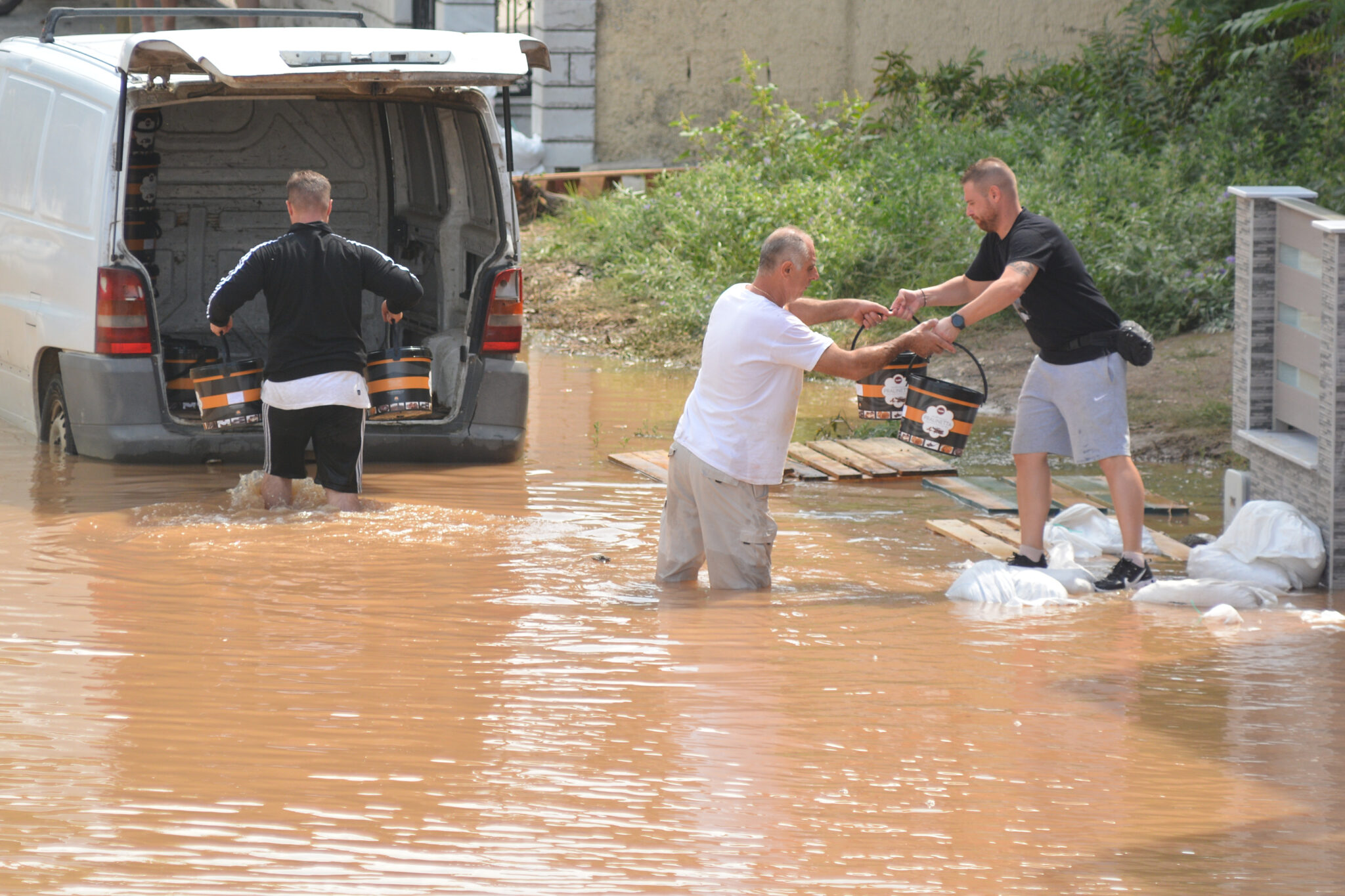 Μάχη διασωστών μέσα στα λασπόνερα, ενίσχυση φραγμάτων στις όχθες του Πηνειού
