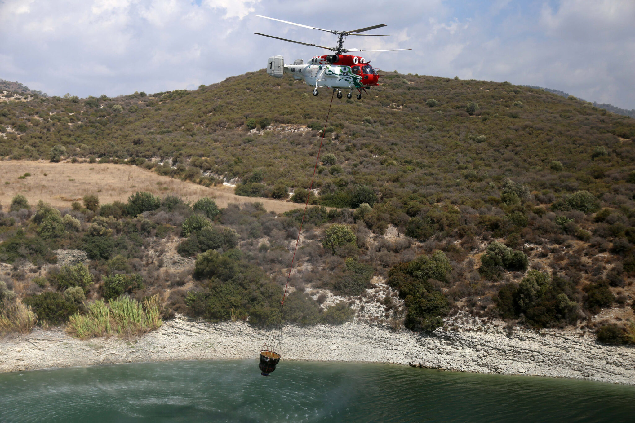 «Διαχειρίσιμη» η πυρκαγιά στη Λεμεσό, άρχισε να βρέχει στη γύρω περιοχή