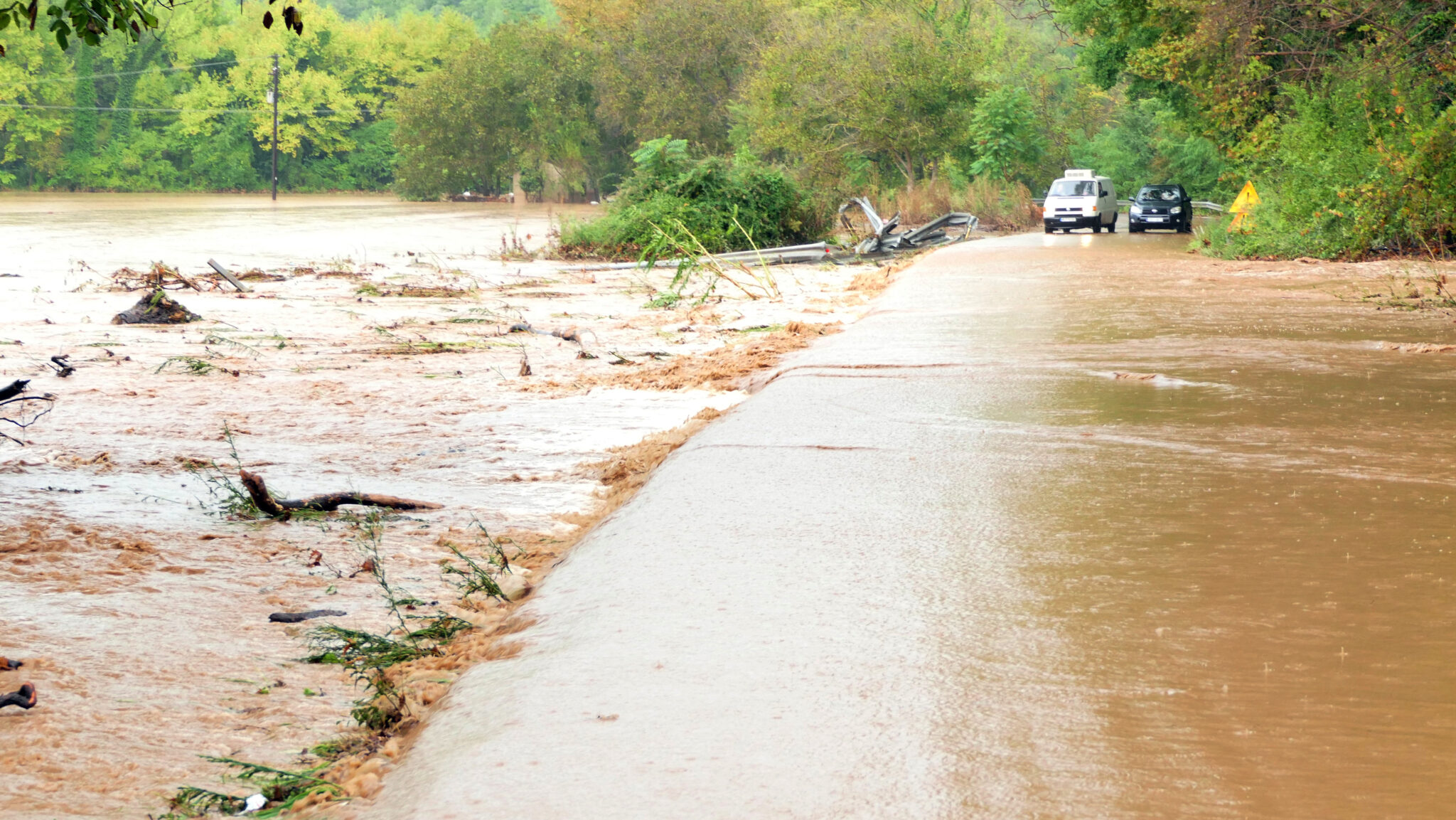 Σφυροκοπάει την Εύβοια η κακοκαιρία Elias, μεγάλα προβλήματα και ζημιές