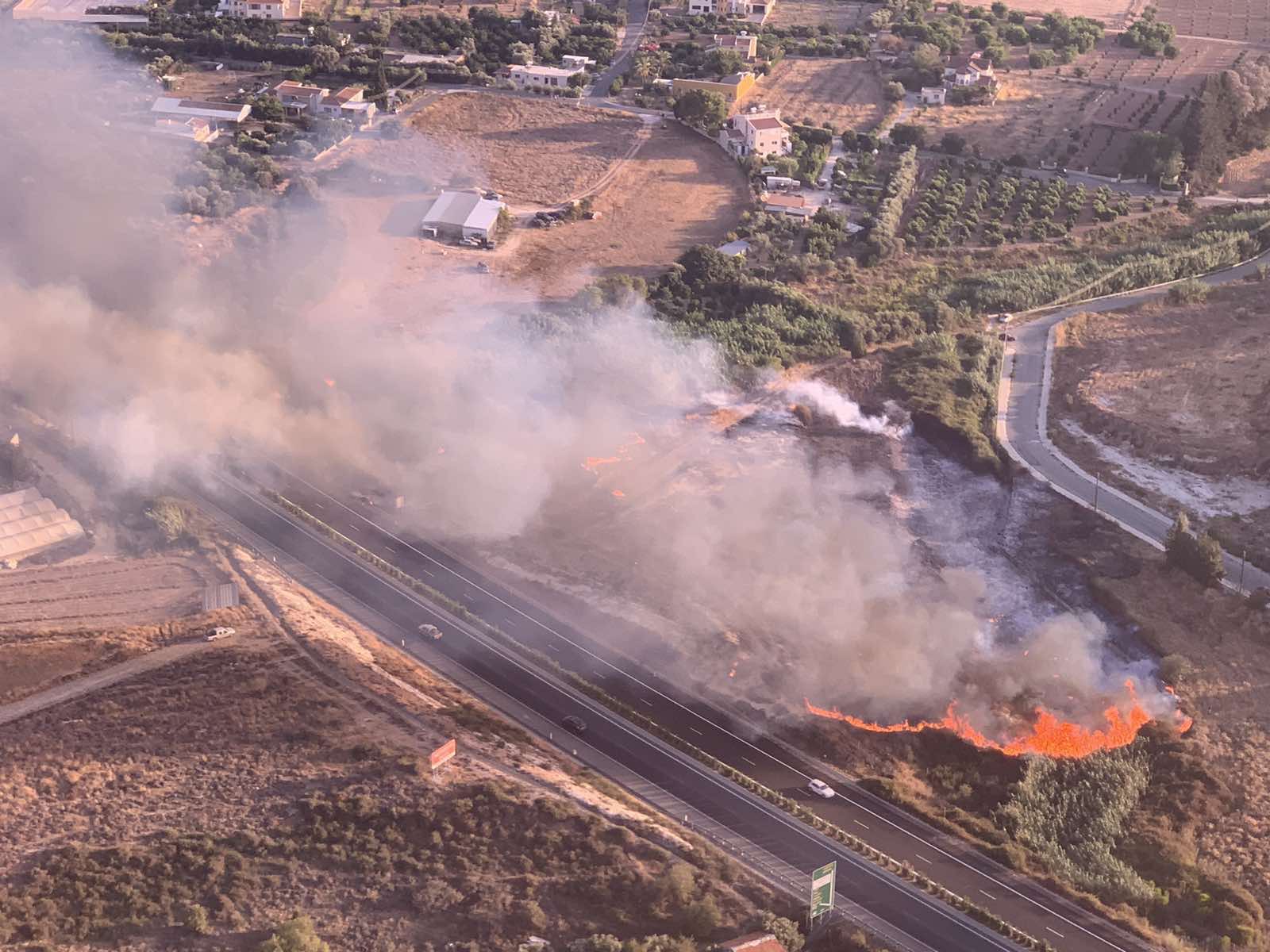Δεύτερη μεγάλη φωτιά στην Πάφο: Στο παρά πέντε γλύτωσαν σπίτια (ΦΩΤΟ)