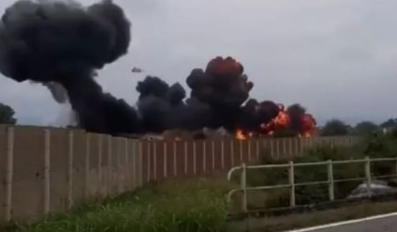 Σοκαριστικό βίντεο: Αεροσκάφος επιδείξεων πέφτει σε όχημα, νεκρό 5χρονο κορίτσι