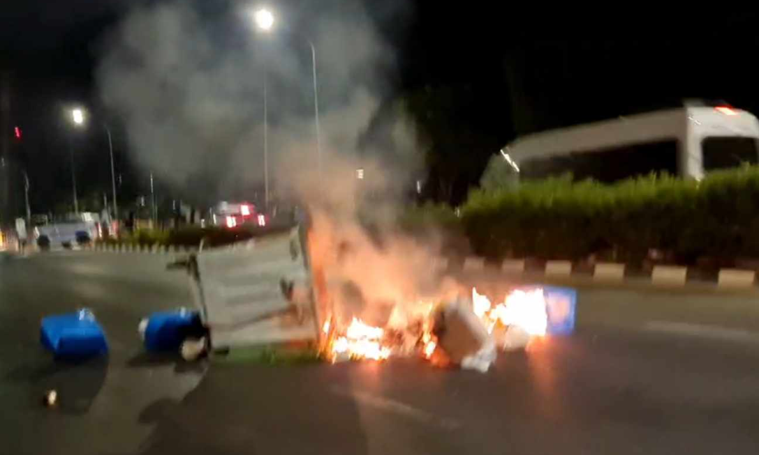 Πεδίο μάχης η Λεμεσός: Καίνε οχήματα, πετάνε πέτρες και κροτίδες οι διαδηλωτές