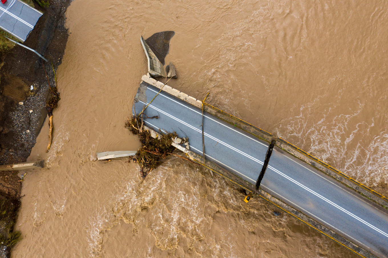 Κακοκαιρία Daniel: Έξι νεκροί, εκατοντάδες διασώσεις, φόβοι για τον Πηνειό