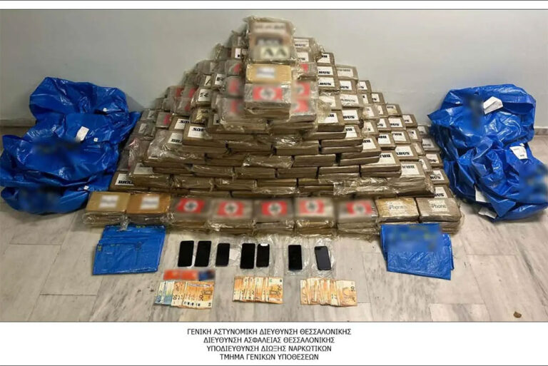 Θεσ/κη: Εντόπισαν 585 κιλά κοκαΐνης, τα δέματα έφεραν τη ναζιστική σβάστικα