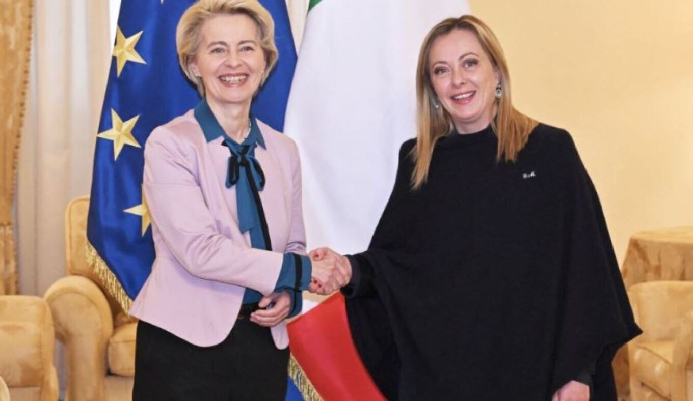 Στην Λαμπεντούζα Μελόνι και Ούρσουλα φον ντερ Λάιεν