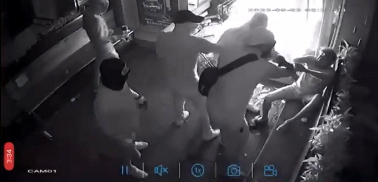 ΒΙΝΤΕΟ: Η στιγμή που κουκουλοφόροι επιτίθενται σε άστεγο και ρημάζουν κουρείο