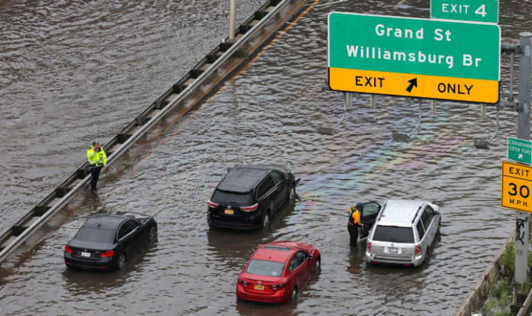 Σε κατάσταση έκτακτης ανάγκης η Νέα Υόρκη λόγω πλημμύρων (ΦΩΤΟ)