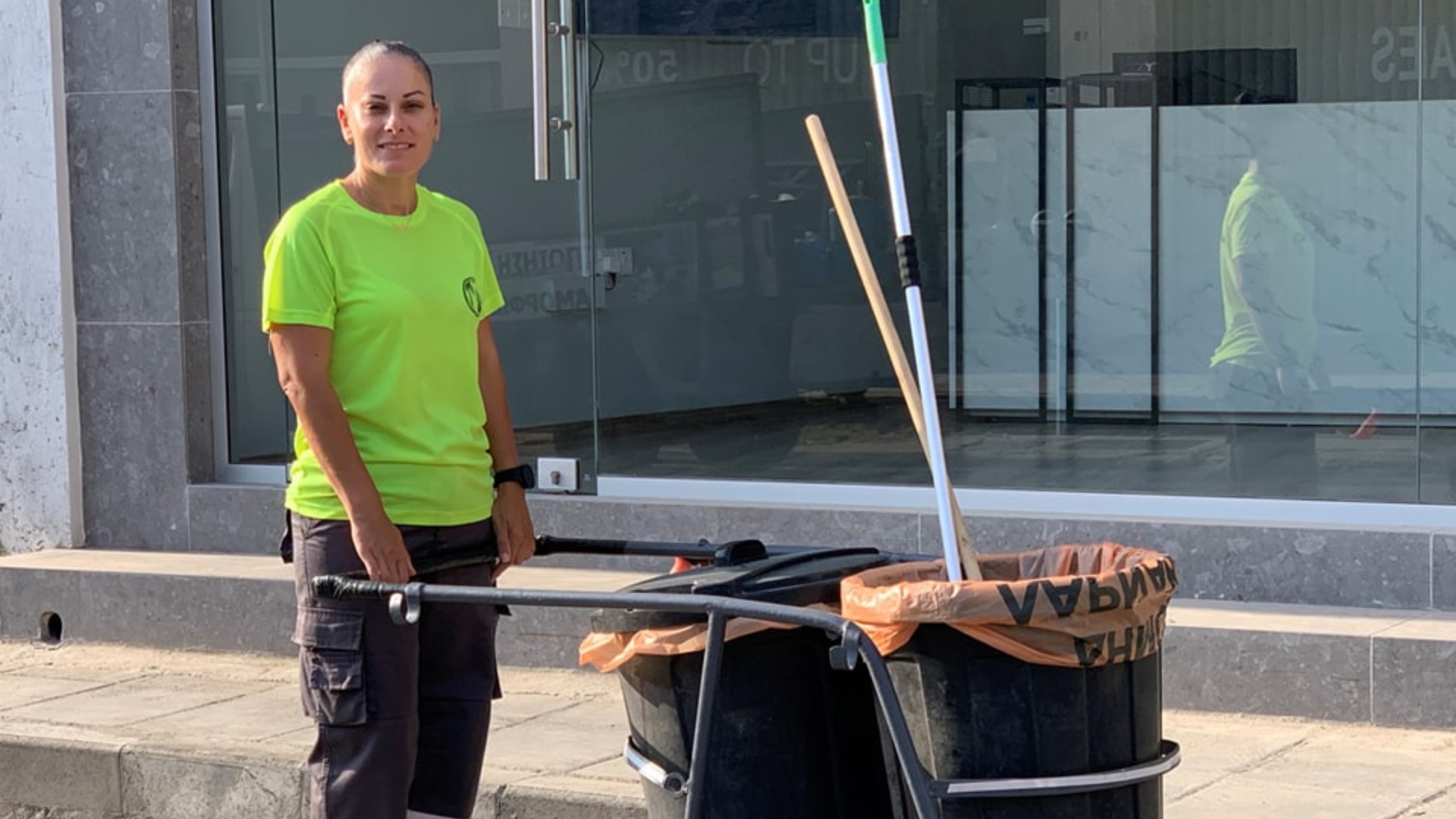 ΦΩΤΟ: Αυτή είναι η πρώτη γυναίκα οδοκαθαρίστρια του Δήμου Λάρνακας