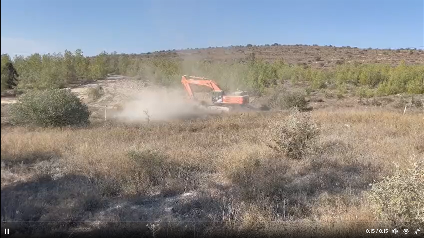 ΒΙΝΤΕΟ: Εκσκαφέας εκτελεί κατασκευαστικές εργασίες για τον δρόμο Πύλας-Άρσους