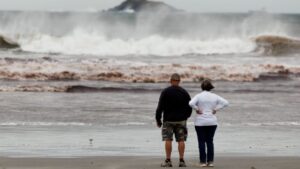 Η καταιγίδα Λι πλήττει τον Καναδά, αναφορές για τουλάχιστον έναν νεκρό