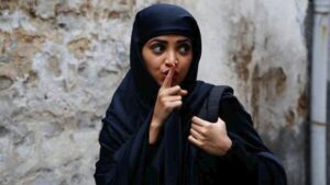 Ιράν: 5-10 χρόνια φυλακή σε γυναίκες που κυκλοφορούν χωρίς μαντίλα