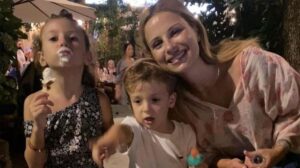 Αριστοτέλους: Αγκαλιά με τα παιδιά της μοιράζεται τα πιο συγκινητικά λόγια της