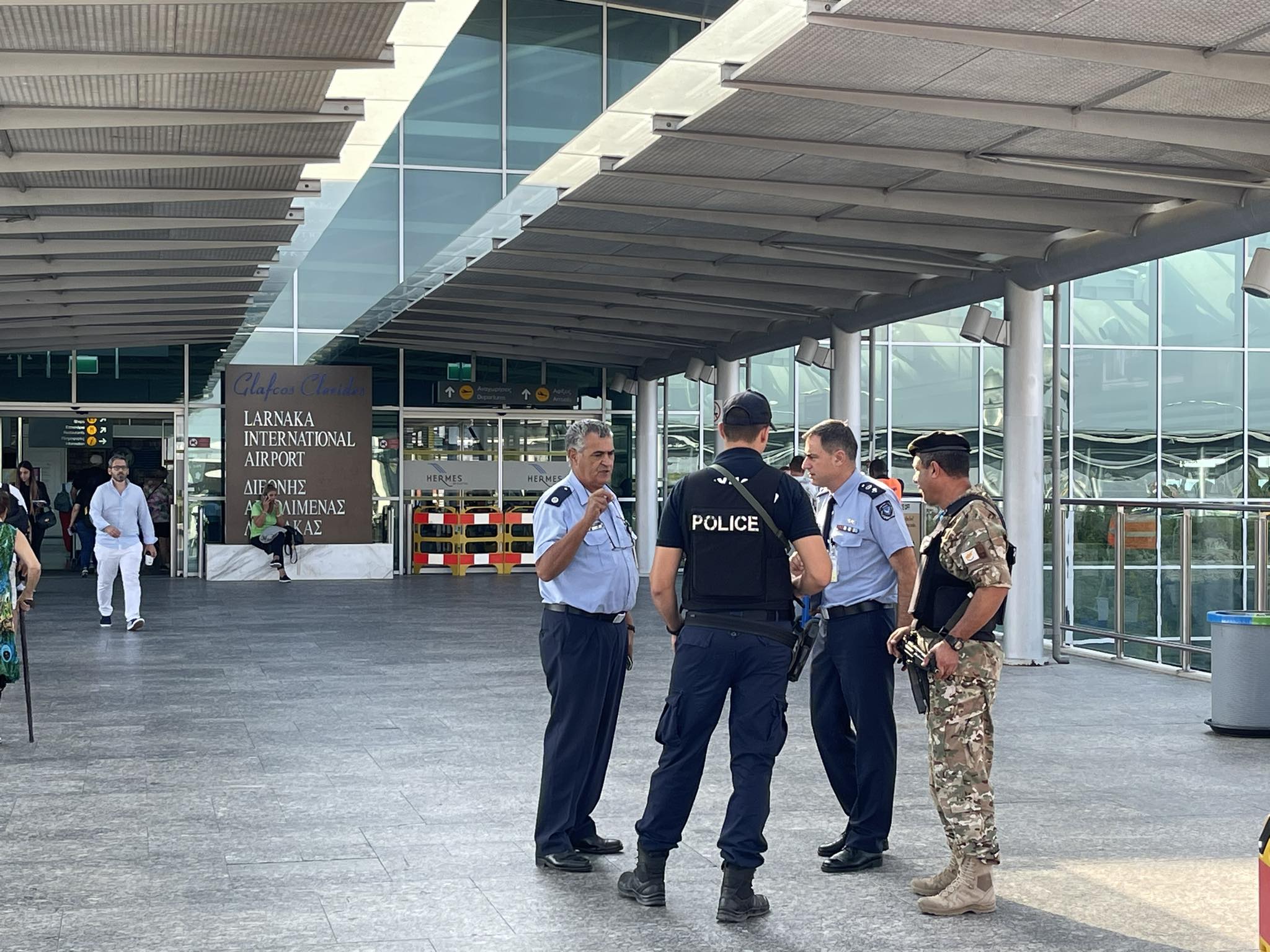 Κλειστός ο δρόμος μπροστά στον χώρο αφίξεων του αεροδρομίου Λάρνακας