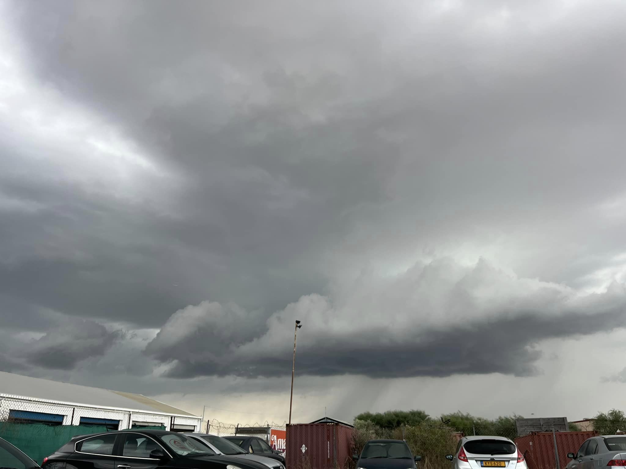 ΒΙΝΤΕΟ: Βροχές και καταιγίδες προκαλούν συσσώρευση νερού στον αυτοκινητόδρομο