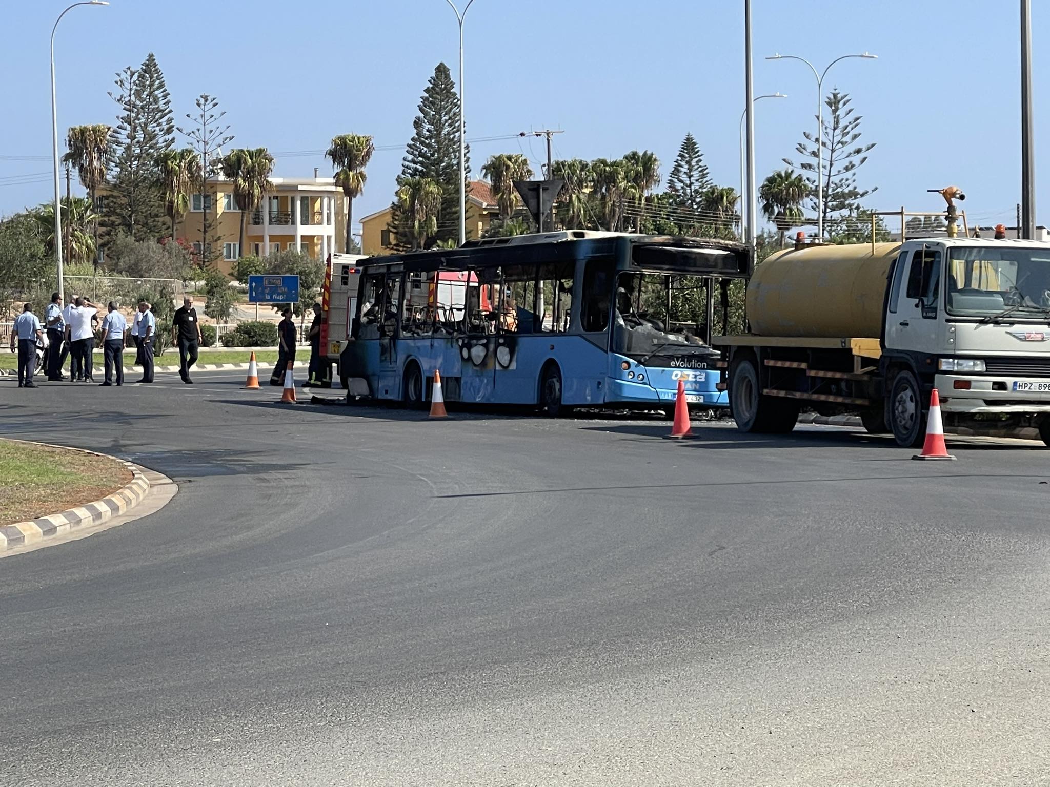Στιγμές τρόμου: Τυλίχθηκε στις φλόγες εν κινήσει λεωφορείο στην Αγία Νάπα (ΦΩΤΟ)