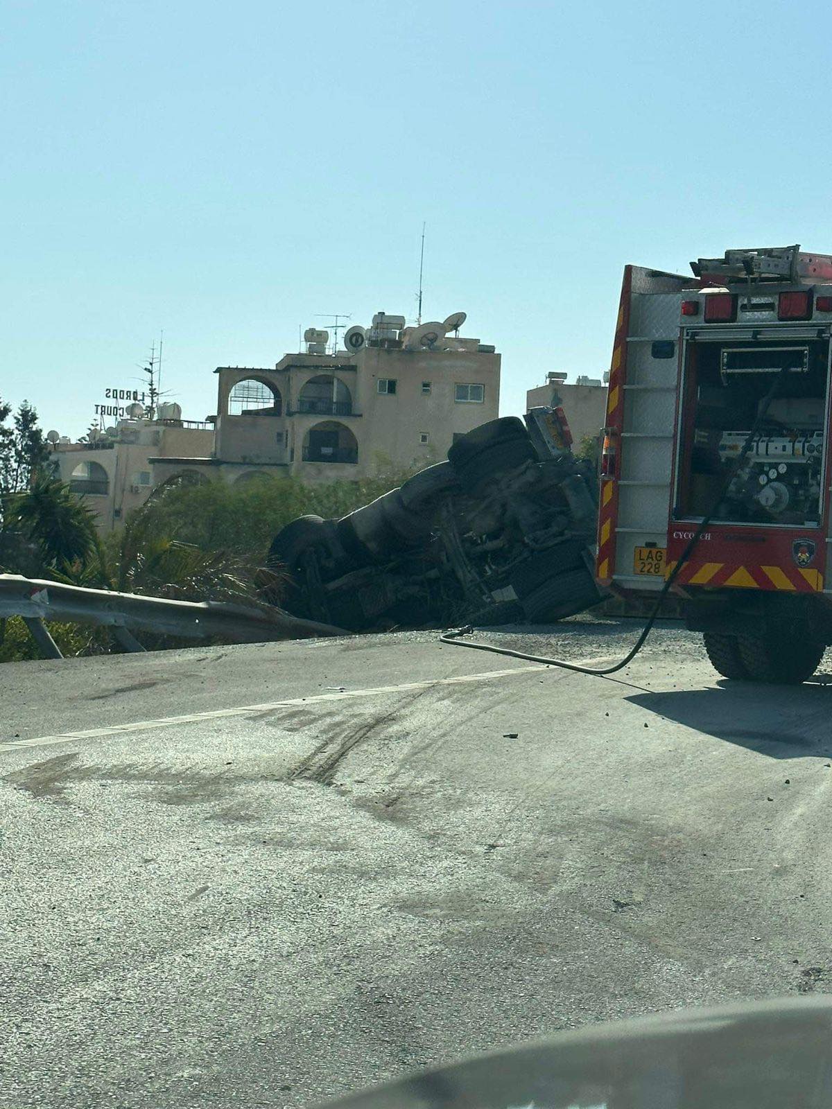 Ανατράπηκε φορτηγό στον αυτοκινητόδρομο, γέμισε ο δρόμος χαλίκια