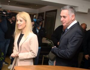 Αννίτα – Νικόλας μοιράζουν την «πίτα» των Δημαρχείων