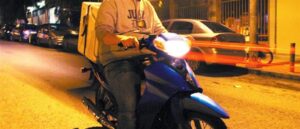 Ξυλοφόρτωσαν διανομέα φαγητού και του πήραν τις εισπράξεις