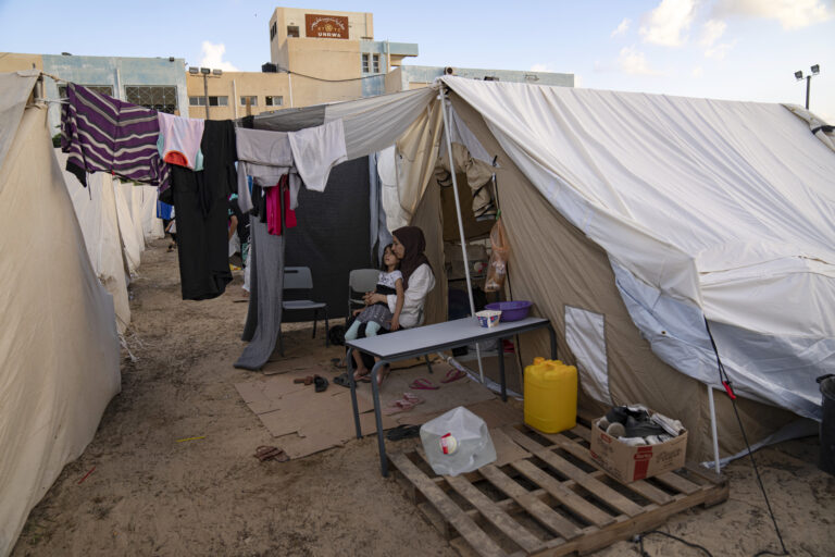 Η Αίγυπτος ανοίγει τη Ράφα για να περάσει η βοήθεια στη Γάζα