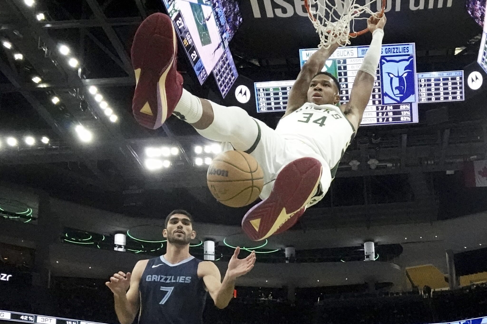 Γιάννης και Λίλαρντ ξεχώρισαν στη νίκη των Μπακς επί των Γκρίζλις