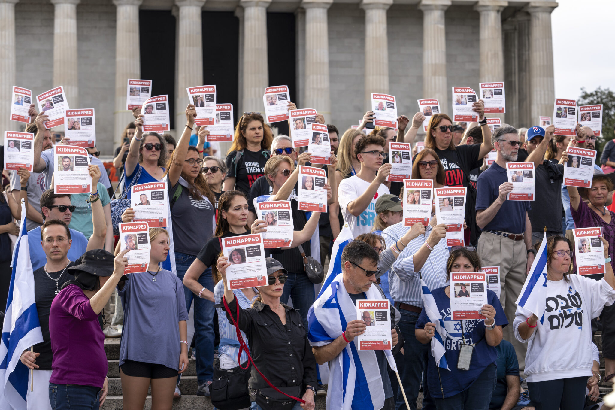 «Κάθε λεπτό μοιάζει αιωνιότητα»: Οι συγγενείς των ομήρων απαιτούν εξηγήσεις