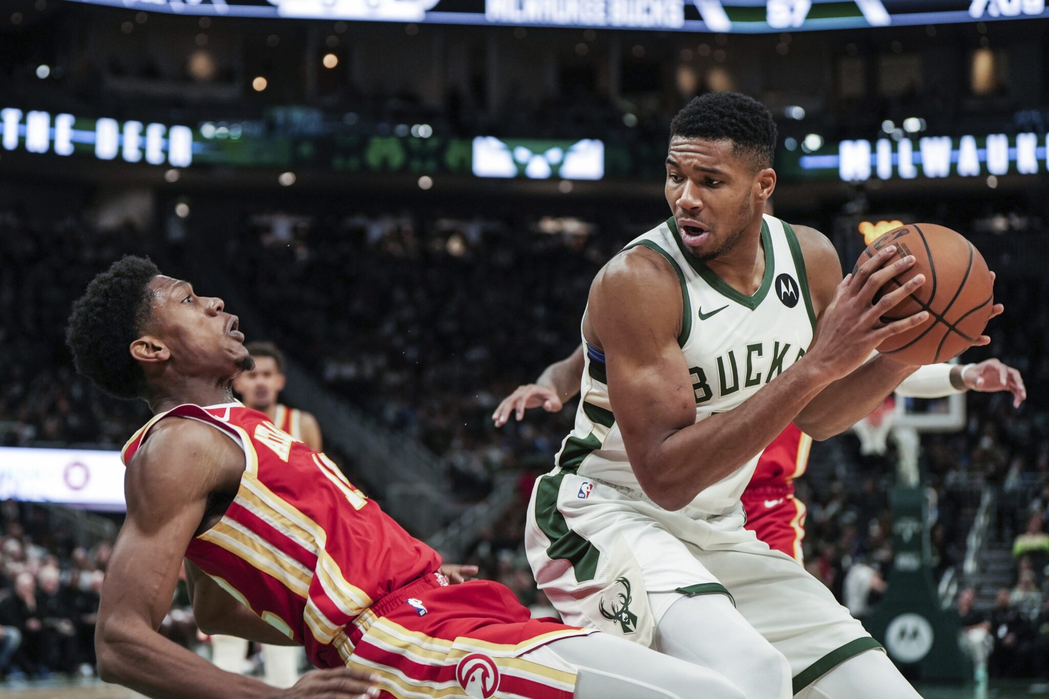 Πάλευε μόνος του ο Γιάννης με τους Χοκς, ανεβαίνει συνεχώς ο Βεζένκοφ