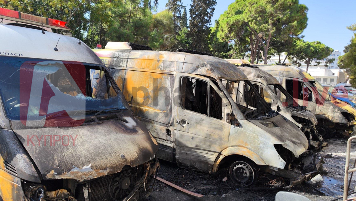 ΦΩΤΟ: «Δεν ήταν σε χρήση» τα ασθενοφόρα που τυλίχθηκαν στις φλόγες στη Λάρνακα