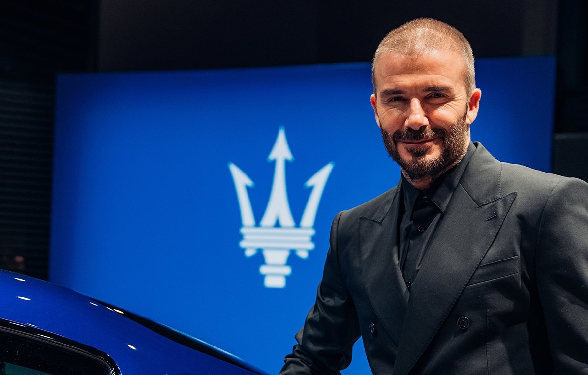 Ο David Beckham διασκεδάζει πίσω από το τιμόνι μιας Maserati Levante Trofeo