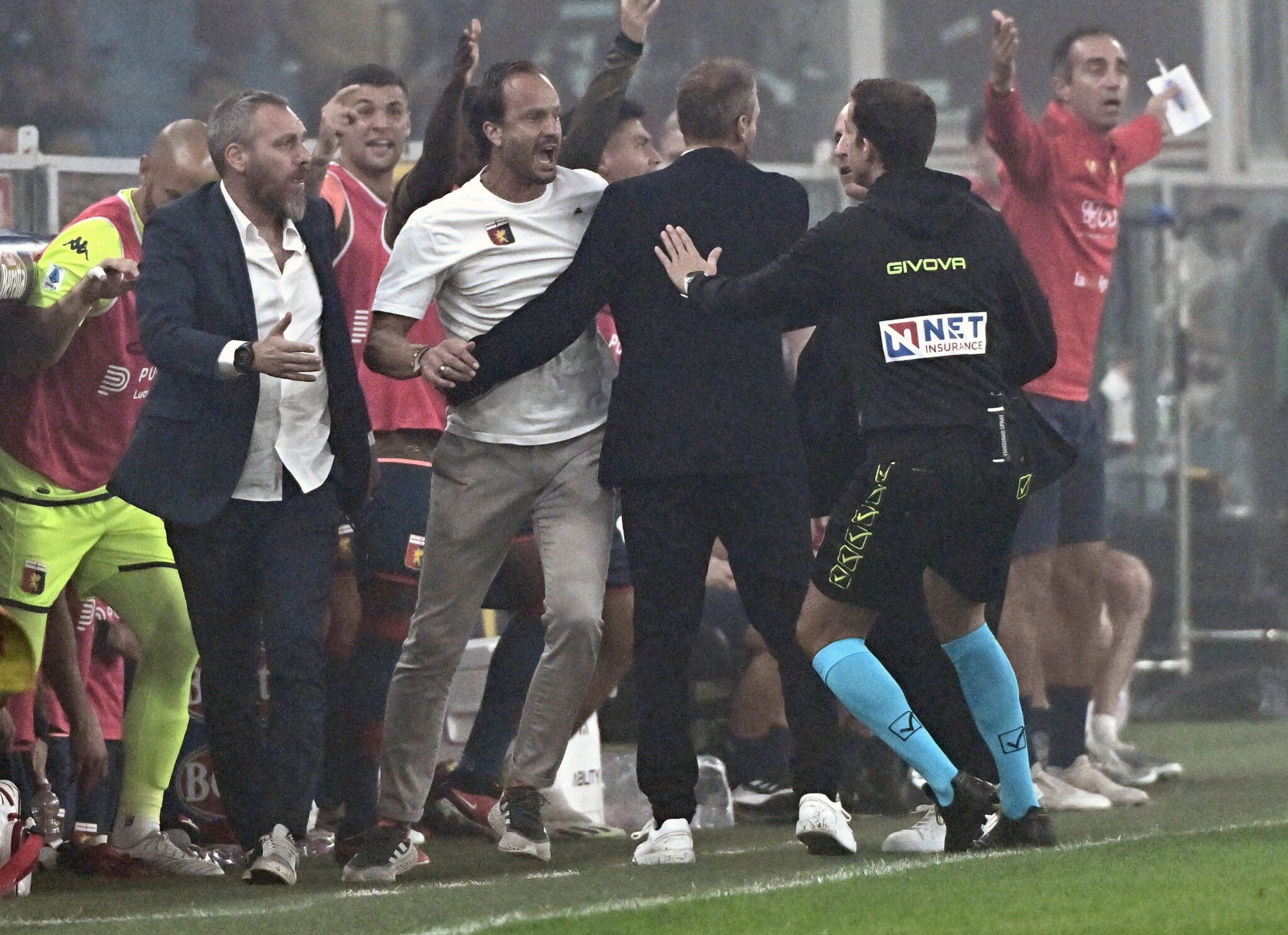 Απέδρασε από τη Γένοβα με… τερματοφύλακα Ζιρού και πάτησε κορυφή η Μίλαν