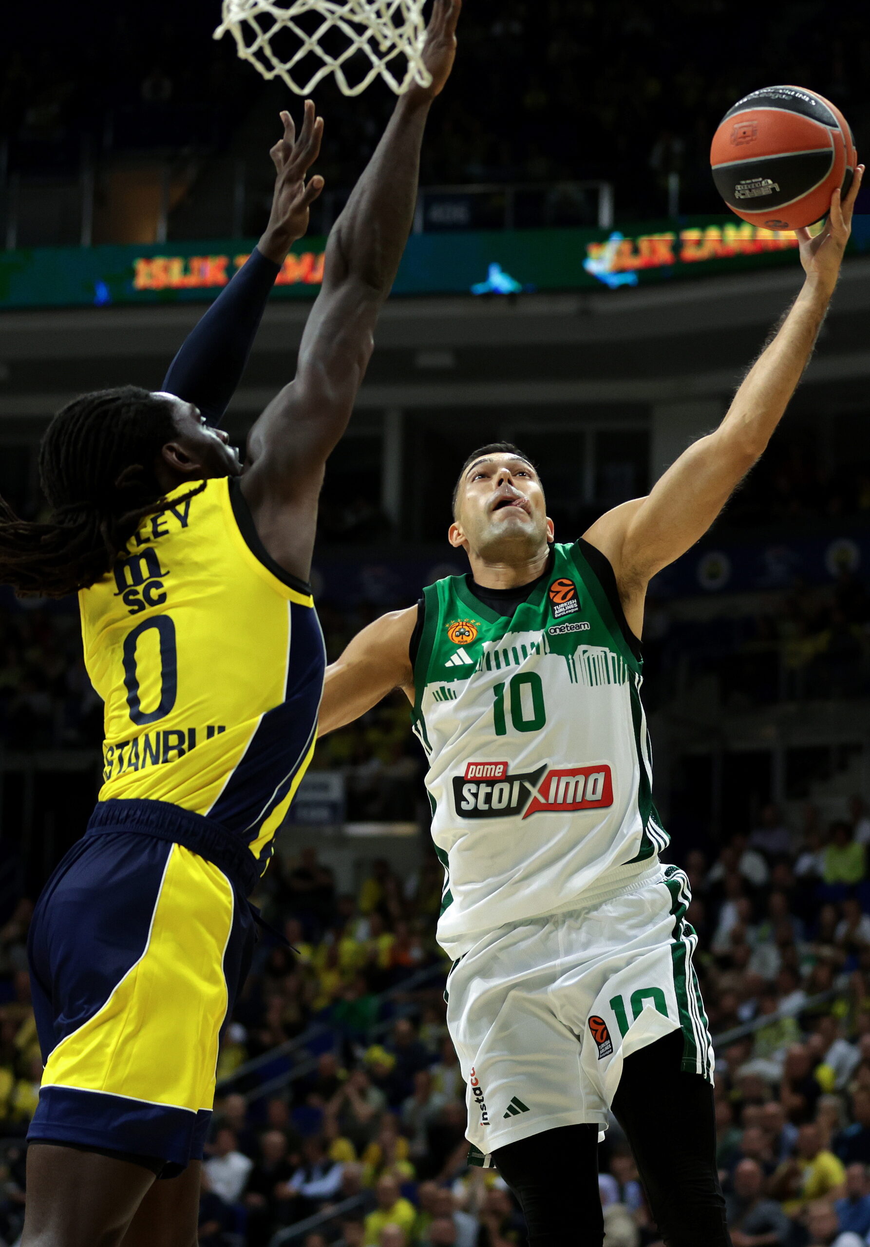 «Θα το θυμάμαι»: Έξαλλος ο Σλούκας και σύρραξη μεταξύ των παικτών στην Πόλη