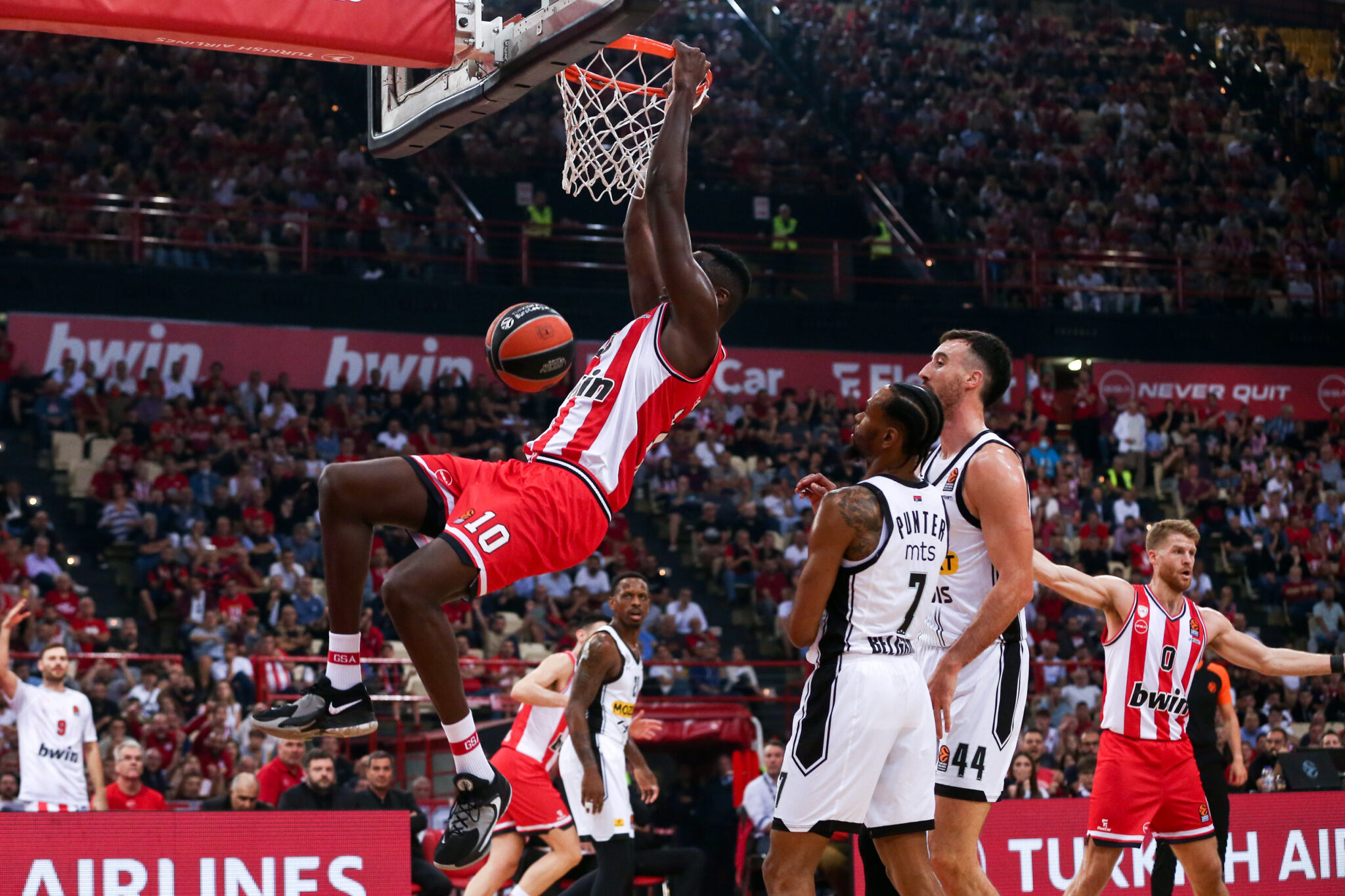 Γύρισε δύο φορές από την… κόλαση και νίκησε την Παρτίζαν ο Ολυμπιακός