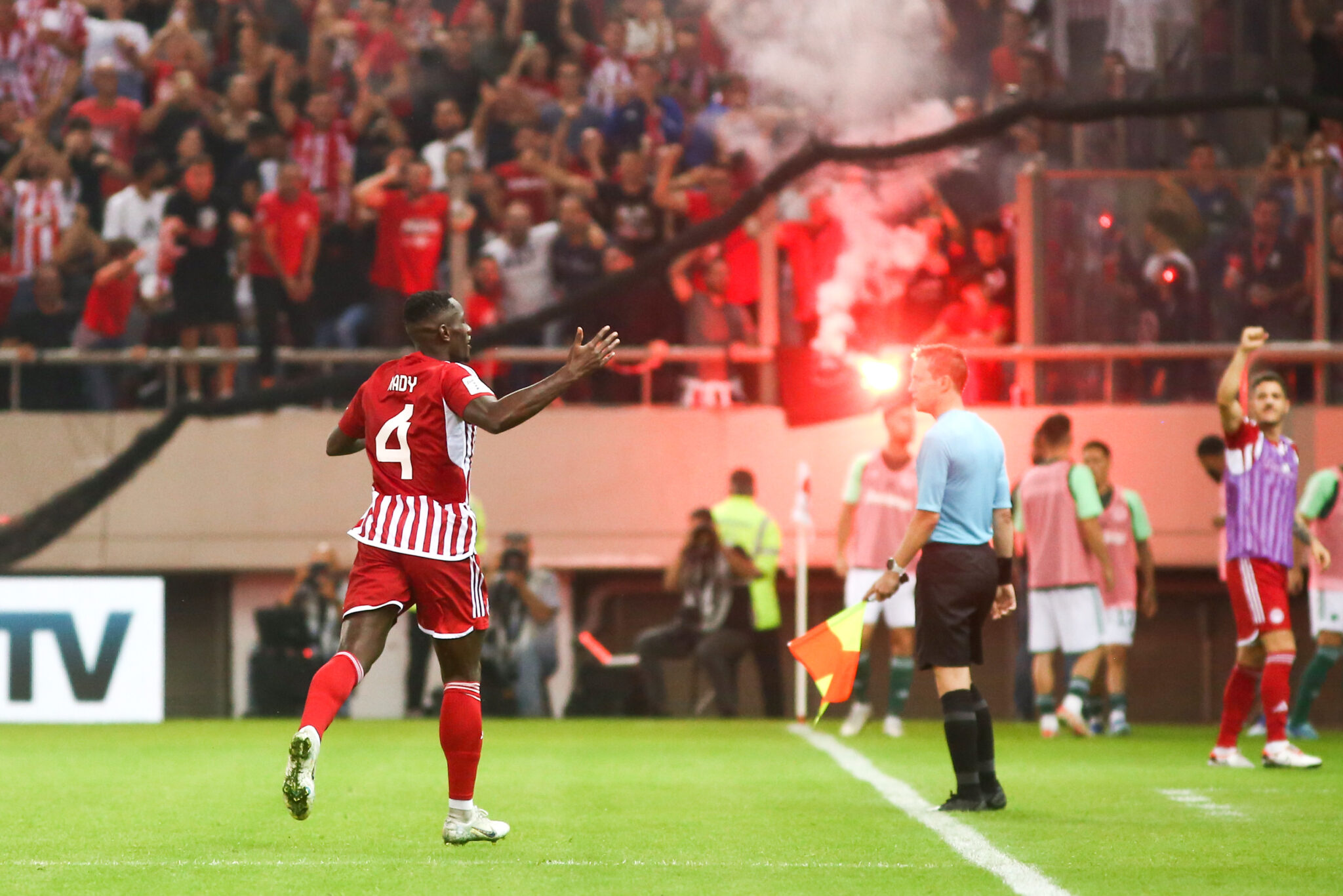 Διακοπή στο «Γ. Καραϊσκάκης»: Τραυματίστηκε από κροτίδα ο Χουάνκαρ