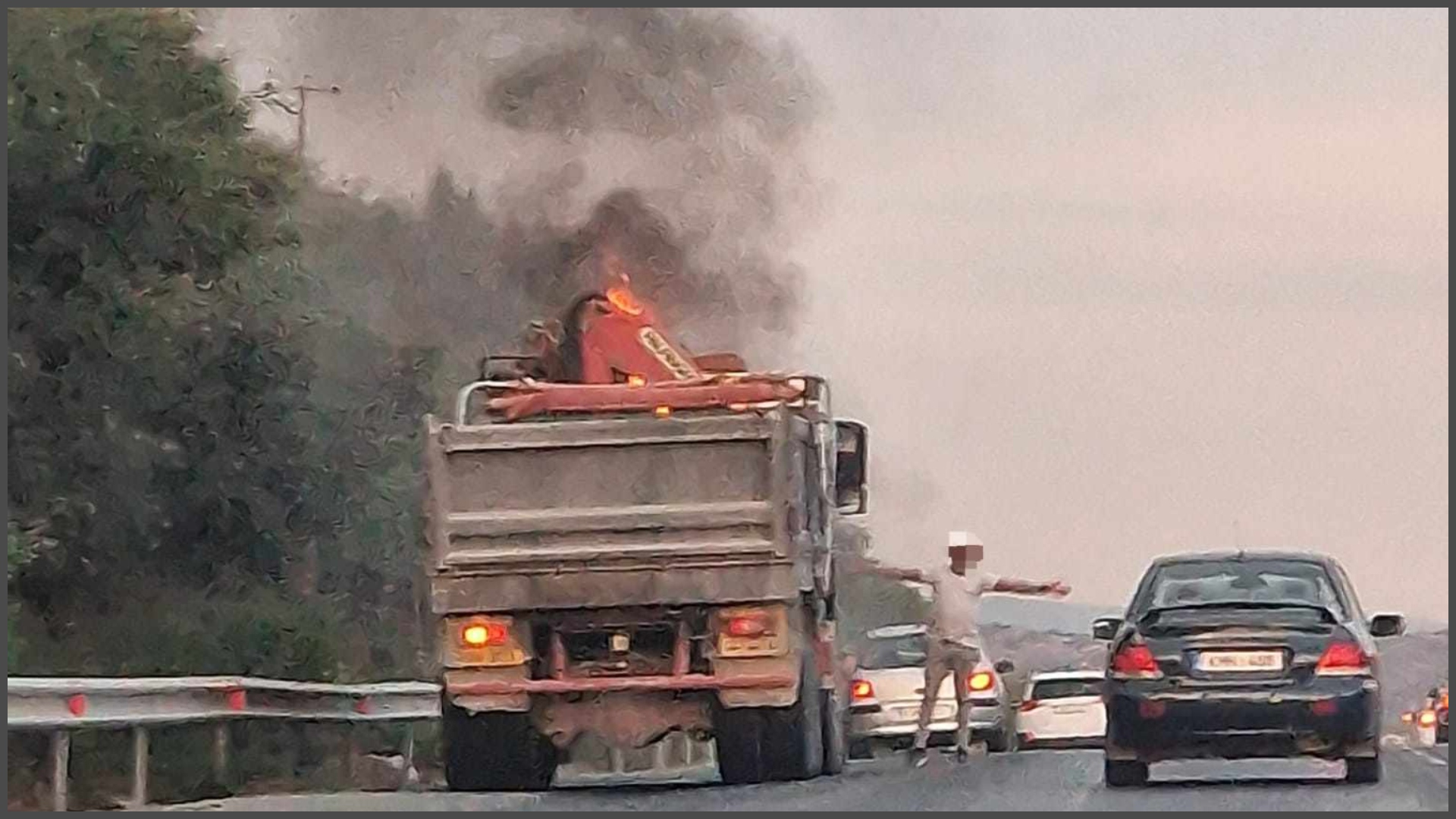 ΦΩΤΟ: Τυλίχθηκε στις φλόγες εν κινήσει φορτηγό στον αυτοκινητόδρομο