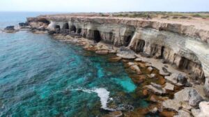 Δραματική πτώση ατόμου στις Θαλασσινές Σπηλιές, χτύπησε σε βράχο