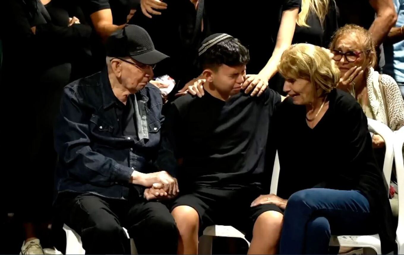 Ράγισαν καρδιές στο «αντίο» 12χρονου που έχασε πατέρα, μητέρα και αδερφές