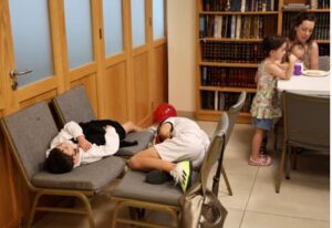 Aρχιραββίνος Κύπρου στο Reuters: «Δεν έχουμε που να κοιμίσουμε τους ανθρώπους»