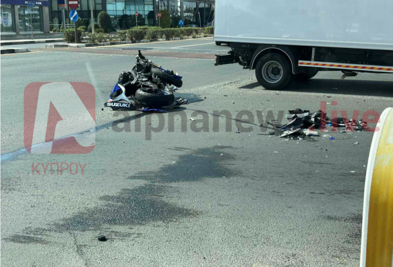 ΦΩΤΟ: Τραυματίστηκε σοβαρά ο οδηγός μοτοσικλέτας που συγκρούστηκε με οχήματα