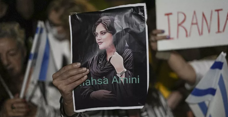 Στη Μάχσα Αμίνι και στο κίνημα των γυναικών του Ιράν το Βραβείο Ζαχάρωφ