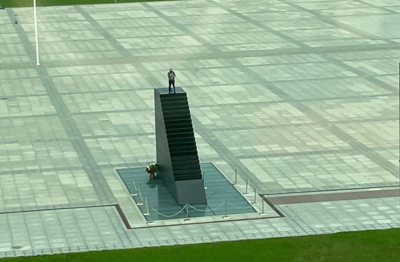 Συναγερμός στην Πολωνία: Άνδρας απειλεί να ανατιναχθεί σε πλατεία στη Βαρσοβία