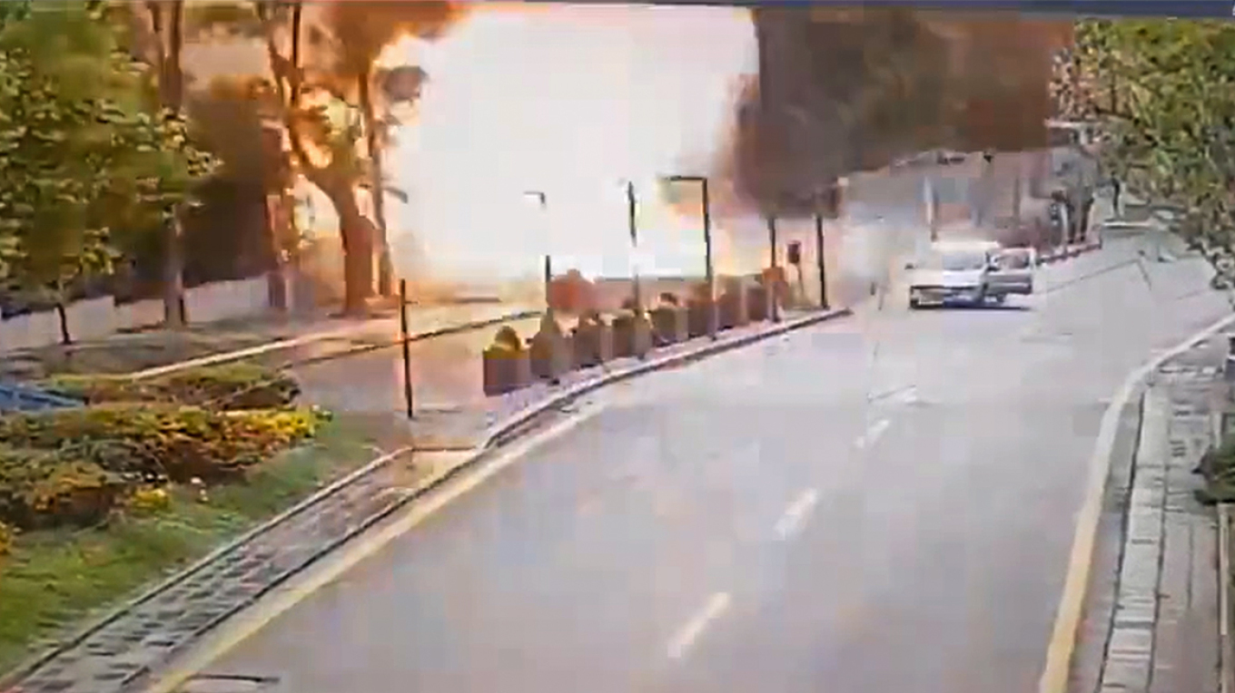 Καρέ – καρέ η βομβιστική επίθεση στην Άγκυρα, έριξαν με αντιαρματικό (ΒΙΝΤΕΟ)