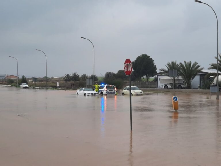 Απεγκλωβισμός δυο ατόμων από πατάρι πλημμυρισμένου εργοστασίου στο Γέρι
