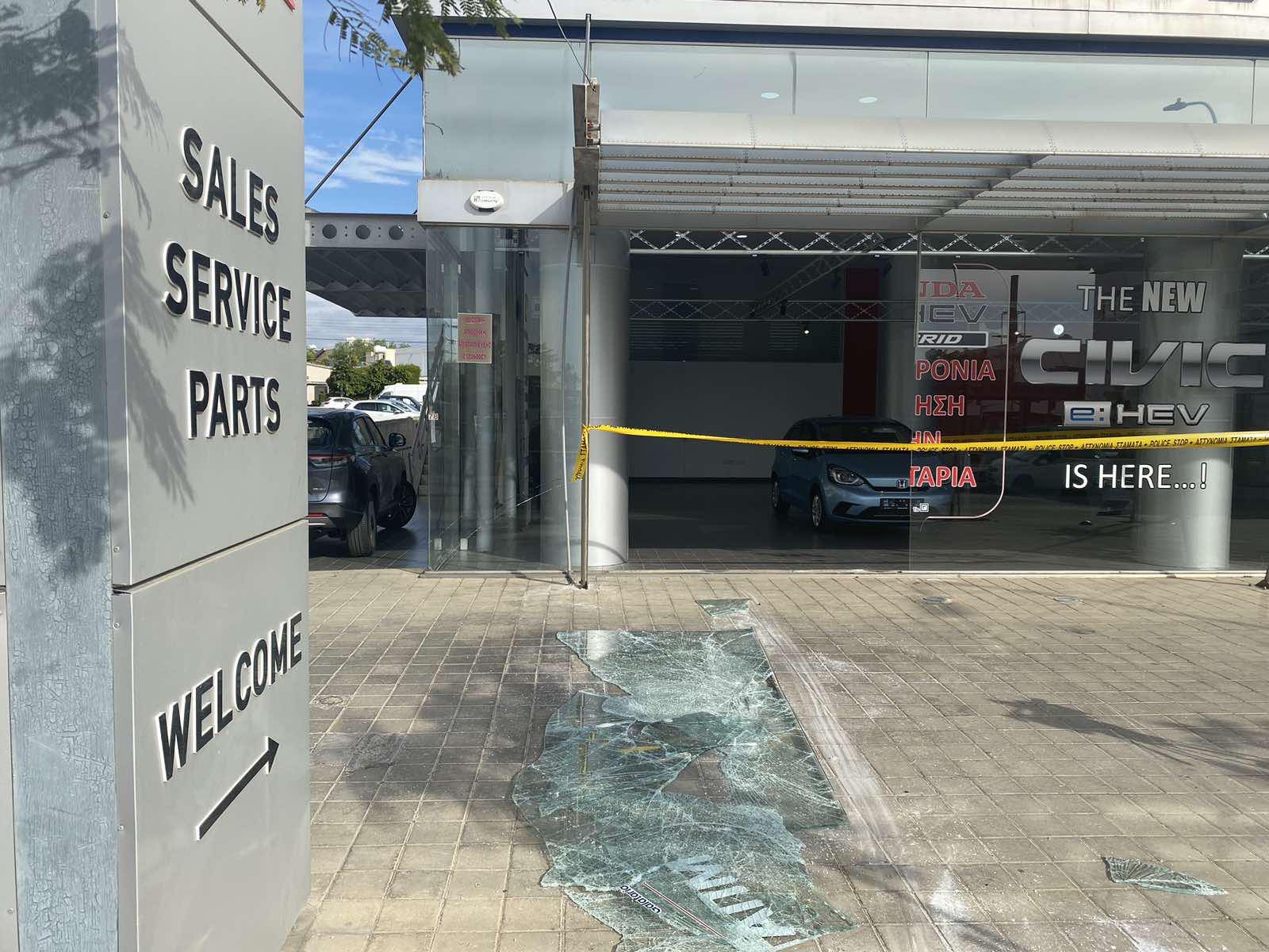 ΦΩΤΟ: Πολίτης είδε τους κλέφτες να οδηγούν τα δύο οχήματα μέσα από τη βιτρίνα