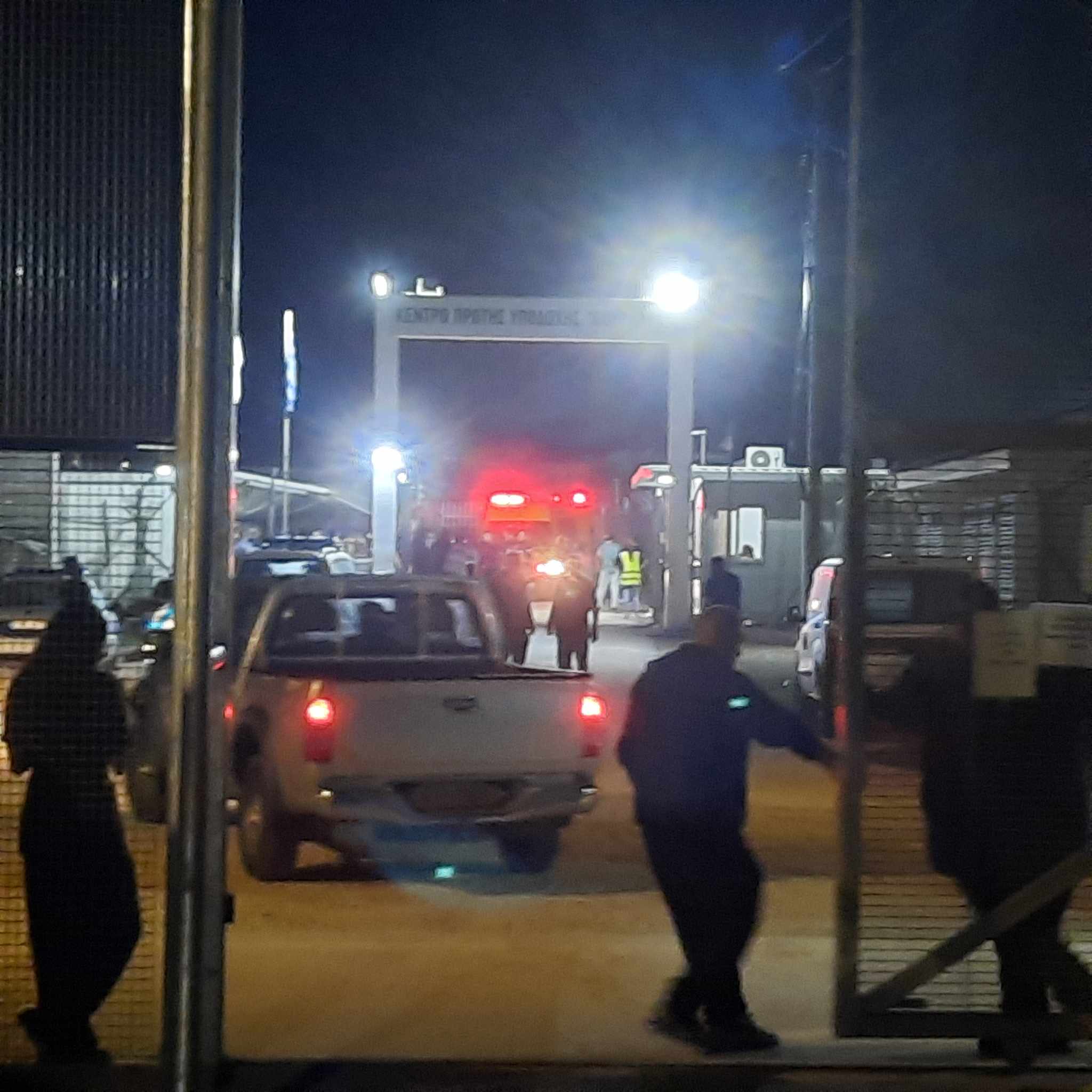 Πέτρες και χαλίκια όπλα στα χέρια μεταναστών, «αστεία» η αιτία των επεισοδίων