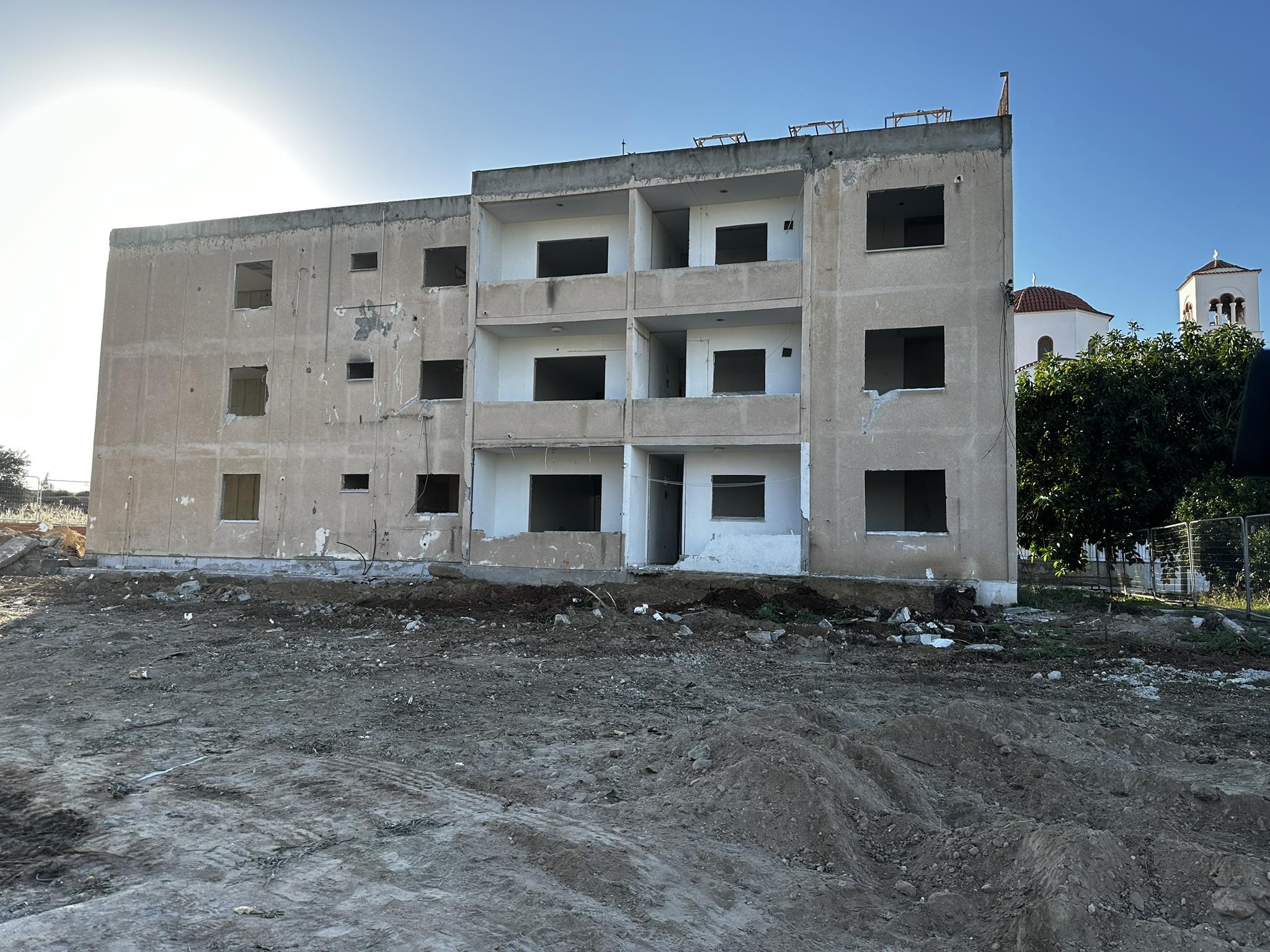 Μπήκαν μπουλντόζες, άρχισε η κατεδάφιση ακατάλληλων πολυκατοικιών