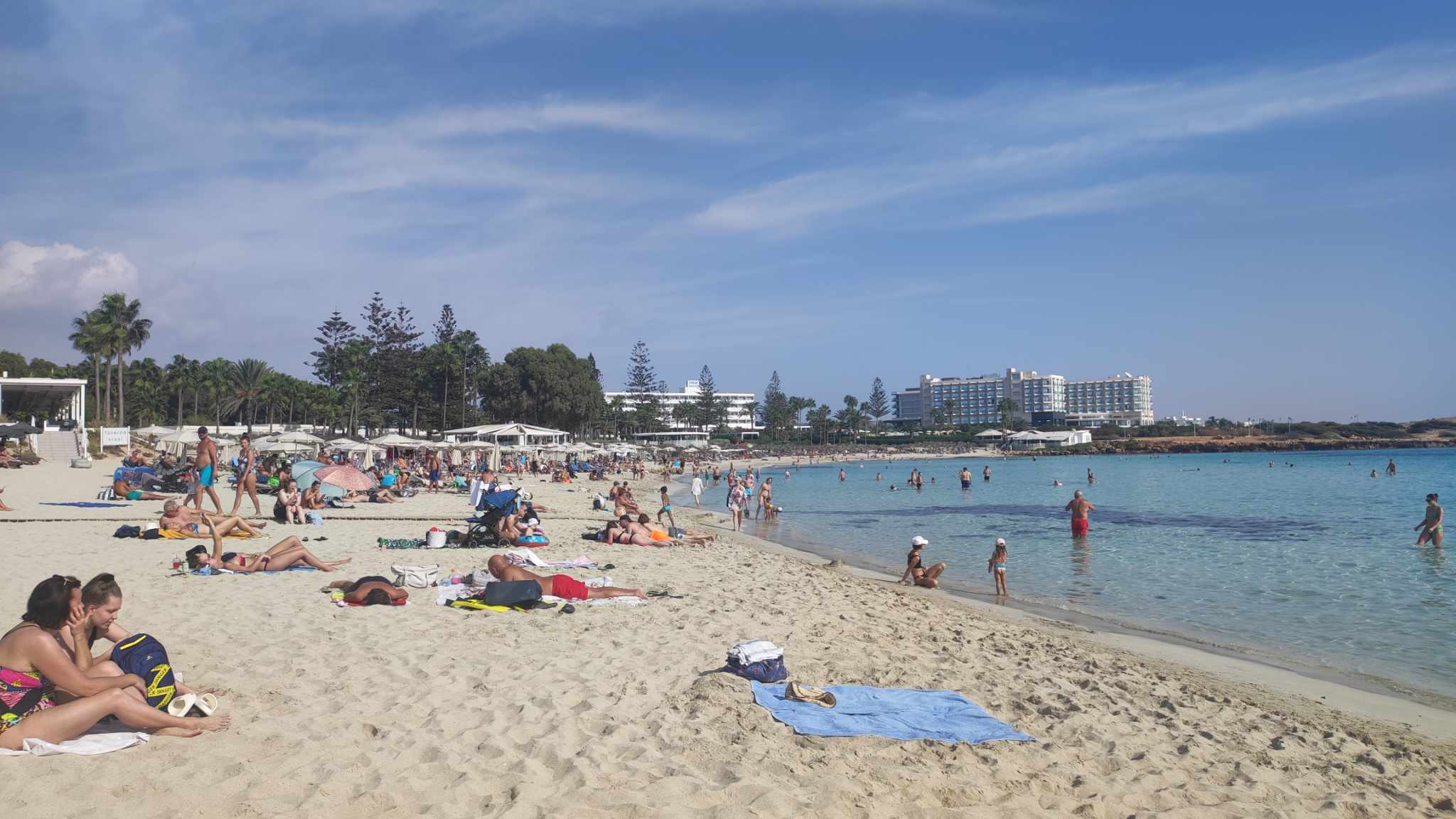 Nοέμβριος στην Κύπρο: Tουρίστες στις παραλίες, ντόπιοι ετοιμάζονται για δέντρο