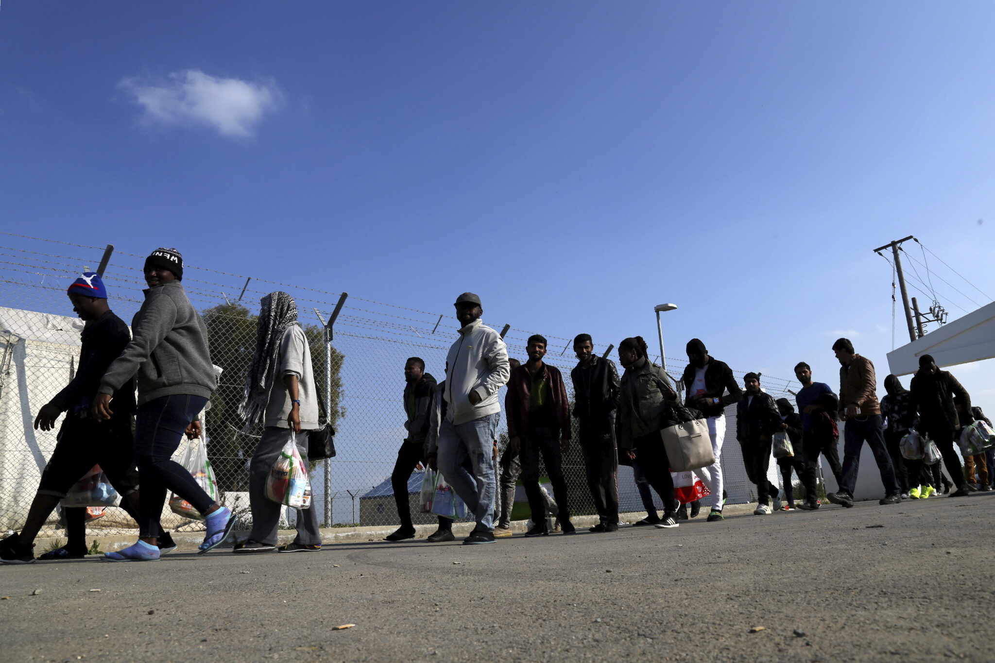 Καταγγελίες για παραπλάνηση μεταναστών, επαναξιολογείται το καθεστώς της Συρίας