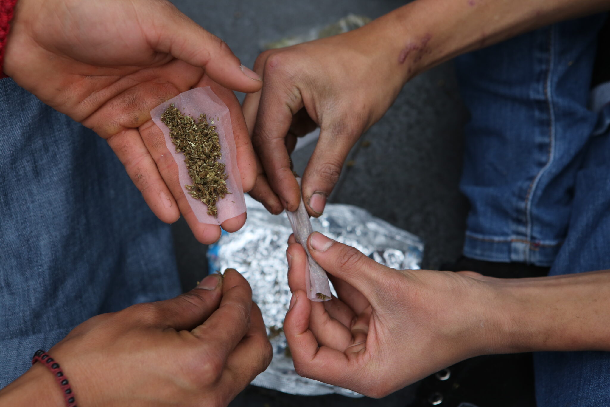 Με ποικιλία ναρκωτικών στην κατοχή τους νεαροί σε μοτοσικλέτα