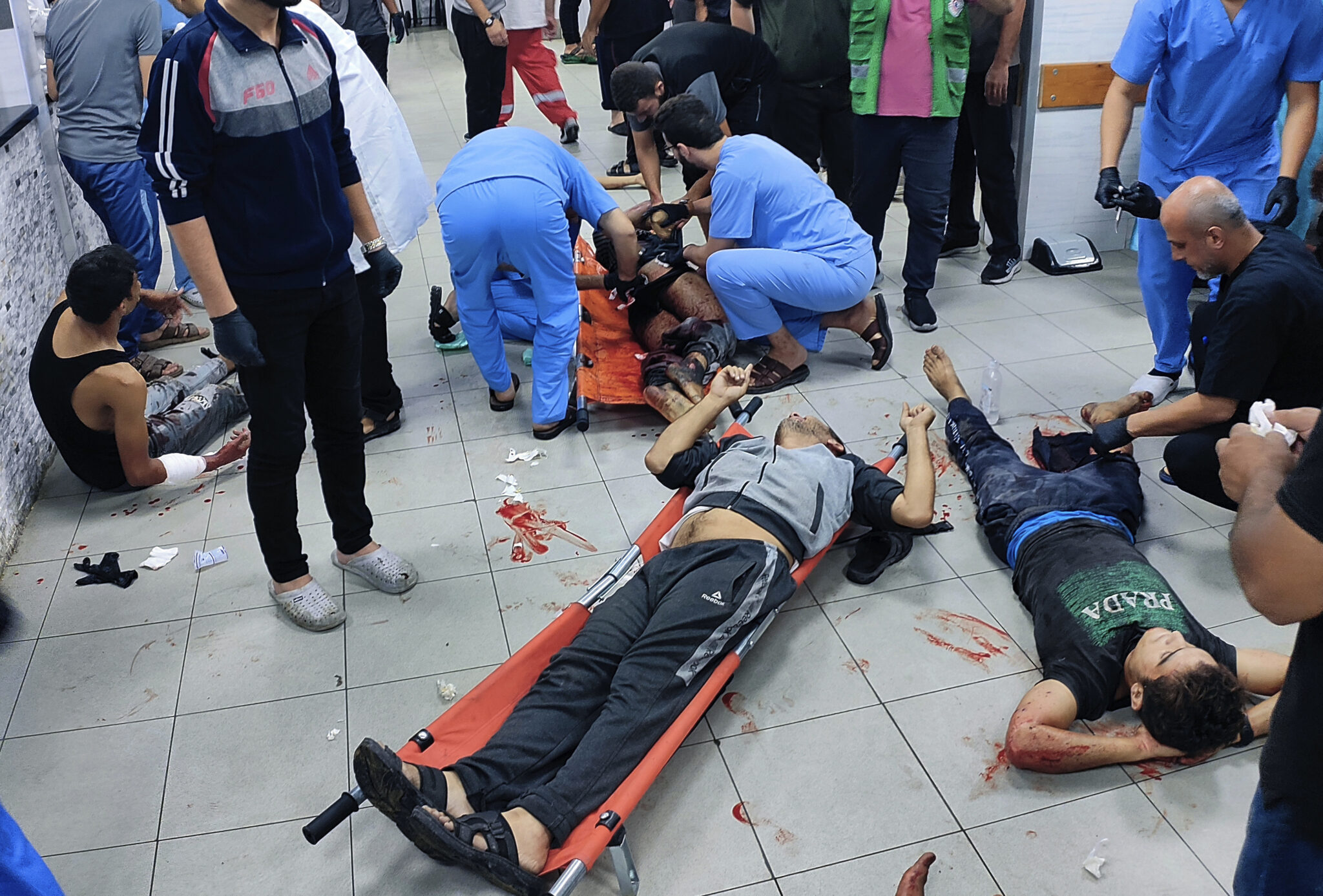 Χάος στα νοσοκομεία της Γάζας, τραυματίες νυχτο – ξημερώνονται στοιβαγμένοι