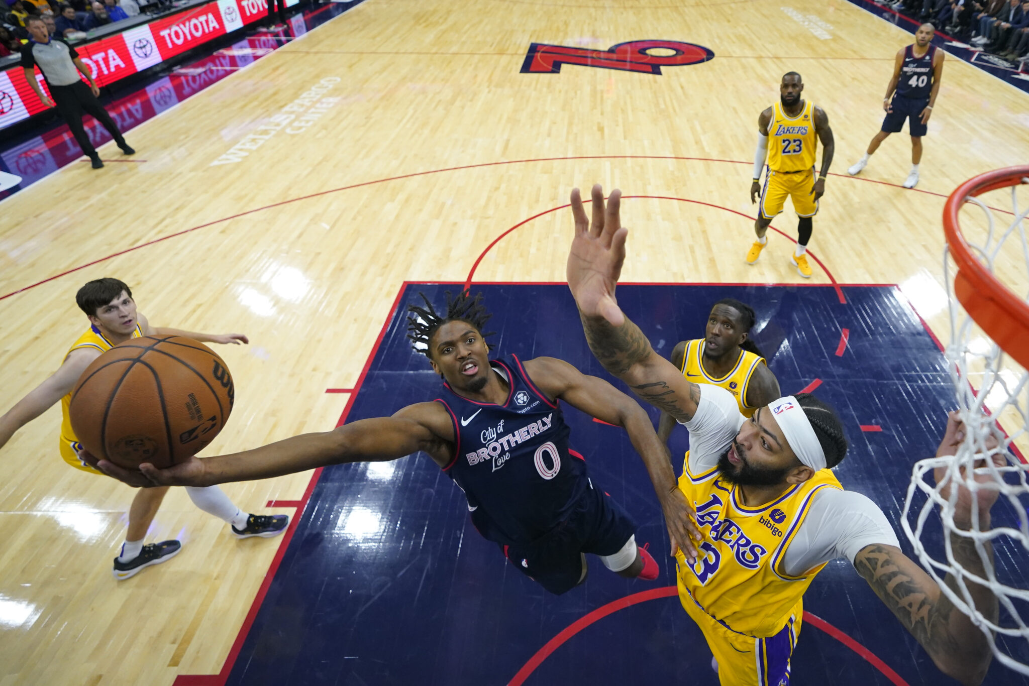 Διασυρμός για Λέικερς στη Φιλαδέλφεια και αρνητικό ρεκόρ για Λεμπρόν